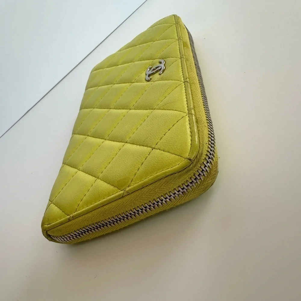 Chanel Pre-loved Diamond-Quilted Wallet in yellow lambskin leather